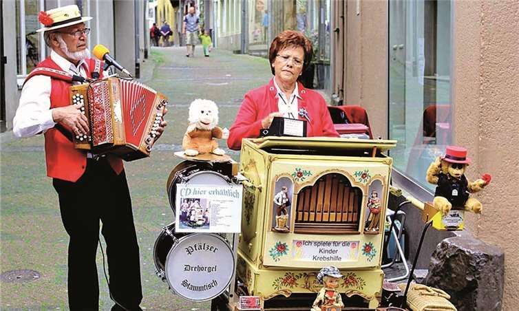 Das „Schifferklavier“ erweis sich als die adäquate Begleitung für die „Orgel des kleinen Mannes“, "der" heute auch eine Frau sein kann.