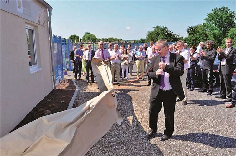 Das Schild „Deutsches Bimsmuseum“ enthüllte Vereinsvorsitzender Landrat Dr Alexander Saftig.