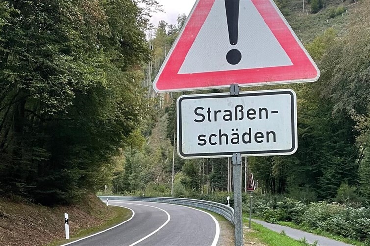 Das Schild „Straßenschäden“ wie hier an der L 255 Höhe Arnsau kann künftig der Vergangenheit angehören.