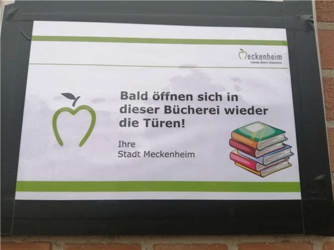 Das Schild am Büchereieingang sagt: Es geht weiter.  Foto: privat