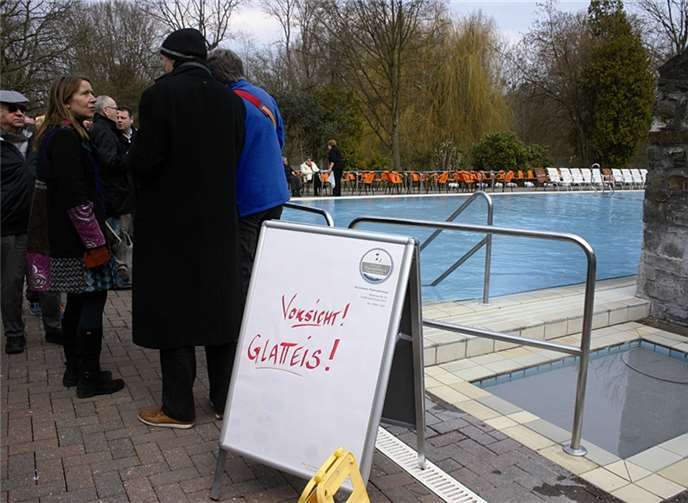 Das Schild zeigt an, mit welchen Problemen Betreiber und Förderverein in der Vorbereitung zu kämpfen hatten.