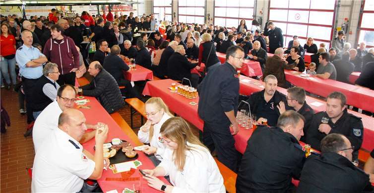 Das Schlachtessen am Tag der offenen Tür der Feuerwehr Puderbach ist beliebt,auch in diesem Jahr wurden um die Mittagszeit wieder über 300 Gäste gezählt.