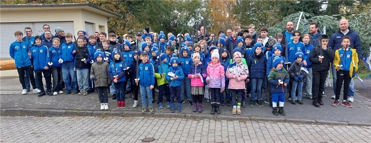 Das Schlagen des Kirmesbaums, sein Transport und seine Begleitung vom ehemaligen Bahnhofsgelände zum Kirmesplatz und das Aufrichten der „hohen Tanne“ sind jährliche gute Übungen des SV Ochtendung. Alle Akteure von der Kirmesbaummannschaft bis zum großen Begleittross haben sich vor dem Beginn des Weges zum Festplatz am Bahnhofsgelände zum Erinnerungsfoto aufgestellt, das die große Vielzahl der beteiligten Akteure belegt. Foto: privat