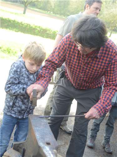 Das Schmieden war ein besonderes Erlebnis beim Vater-Kind-Wochenende des evangelischen Dekanats Nassauer Land in Ergeshausen. Privat