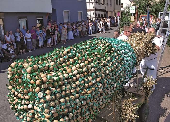 Das „Schmuckstück“ des Kirmesbaumes, die Eierkrone, kurz bevor sie in die Höhe gehoben wurde. US