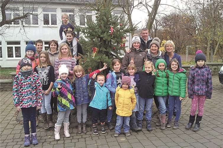 Das Schmücken der Tannenbäume wurde wieder von Kindern aus Lonnig vorgenommen. privat