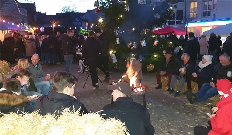 Das Schmücken des Dorfweihnachtsbaums wurde zu einem geselligen Dorffest ausgeweitet. Foto: Dieter Holstein