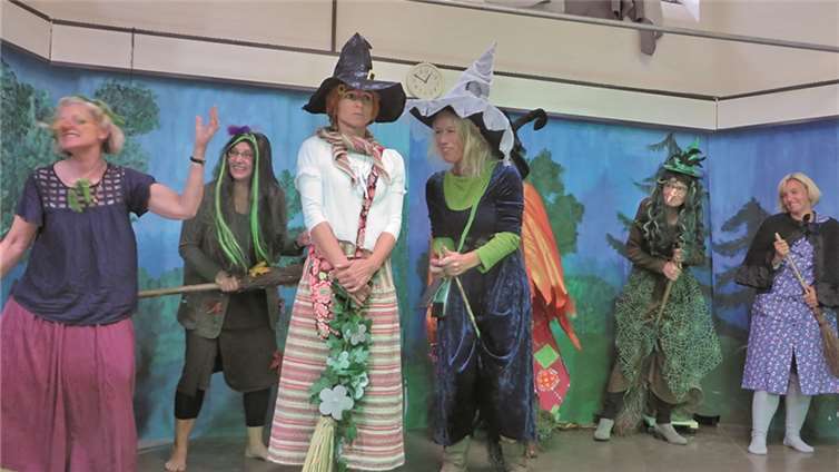 Das Schneidern der phantasievollen Kostüme erfolgt in kreativer Eigenleistung.privat