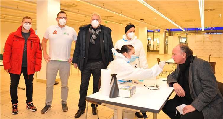 Das Schnelltest-Zentrum in den ehemaligen Räumen des Drogeriemarktes Rossmann in der Stadthausgalerie ist wieder eröffnet. Hier können sich ab sofort alle Bürgerinnen und Bürger ohne vorherige Terminvereinbarung von Montag bis Freitag zwischen 7 und 10 sowie zwischen 16 und 20 Uhr kostenlos testen lassen. Oberbürgermeister Achim Hütten (rechts) nutzte auch die neue Testmöglichkeit. Bürgermeister Claus Peitz (3. von links), Apotheker Michael Althoff (2. von links) und Mitorganisator Tim Rübenach freuen sich gemeinsam mit Hütten über das weitere Testangebot. Foto: Stadt Andernach/Maurer