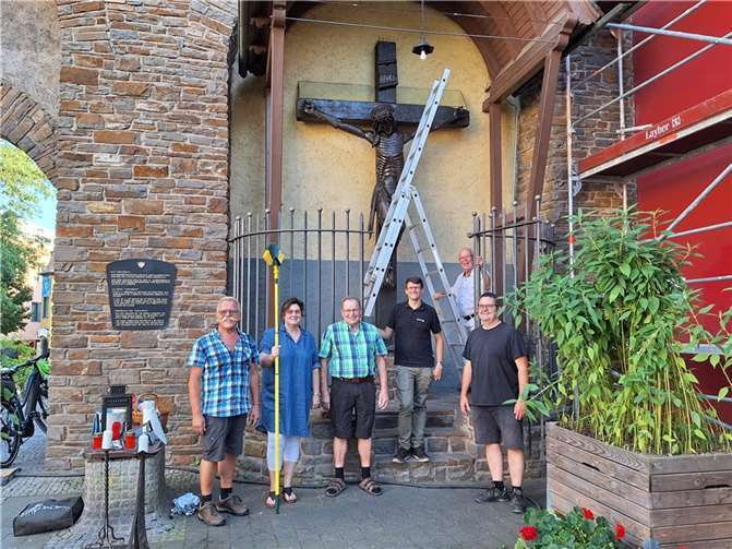 Das Schöffenstuhl-Team um Amtmann Hans-Josef Fuchs traf sich zur alljährlichen Reinigung des altehrwürdigen Läufkreuzes. Foto: privat