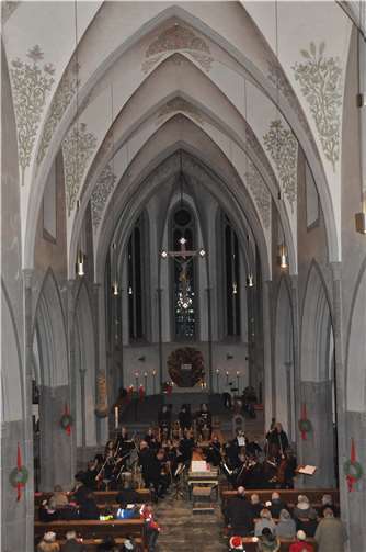 Das Schöneck-Ensemble gastierte in der Pfarrkirche in St. Nikolaus in Kottenheim.  Foto: Guido Walter
