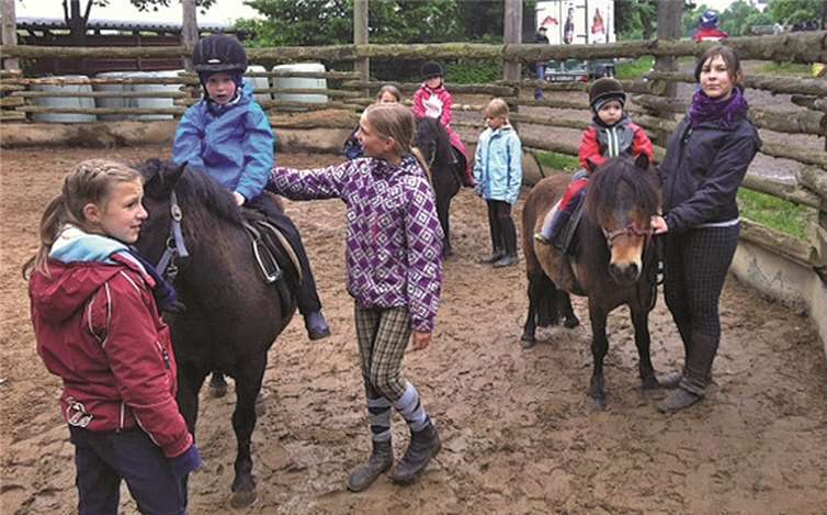 Das Schönste am Tag war natürlich das Ponyreiten. privat