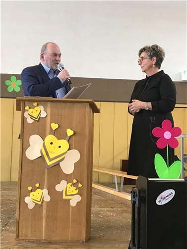 Das Schreiben der Aufsichts- und Dienstleistungsdirektion (ADD) zum Abschied wurde der scheidenden Rektorin vom Schulrat Stefan Gerber überreicht. Foto: Dirk Lescher