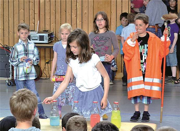 Das „Schrott-Orchester“ der ersten und zweiten Klasse brachte aus Müll hergestellte „Recycling-Instrumente“ gekonnt zum Klingen.