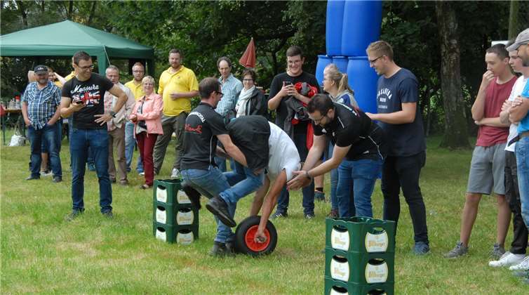 Das Schubkarrenrennen bei der Westerwald-Olympiade war eine Riesengaudi.