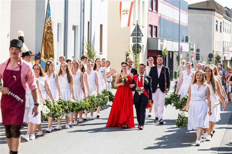 Das Schützenkönigspaar Gina und Tobias im Kreise der Ehrendamen bei der Königsparade.