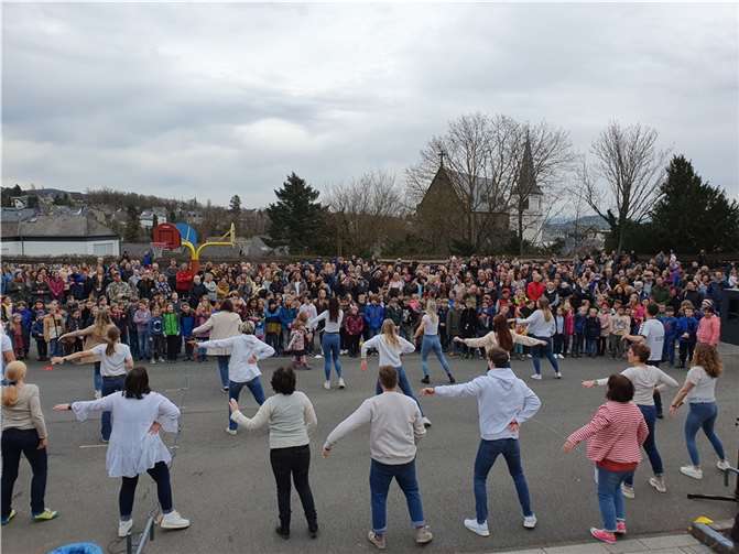 Das Schulfest wurde u.a. mit einer Tanzvorführung der Lehrer eröffnet.