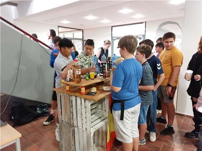 Das Schulhoffrühstück bot eine angenehme Gelegenheit, das vergangene Schuljahr Revue passieren zu lassen.  Foto: privat