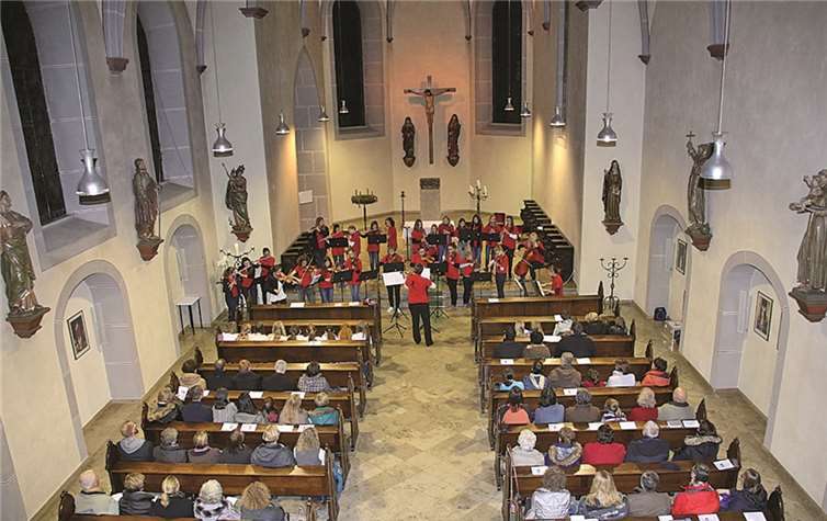 Das Schulorchester beim adventlichen Konzert in der Klosterkirche. privat