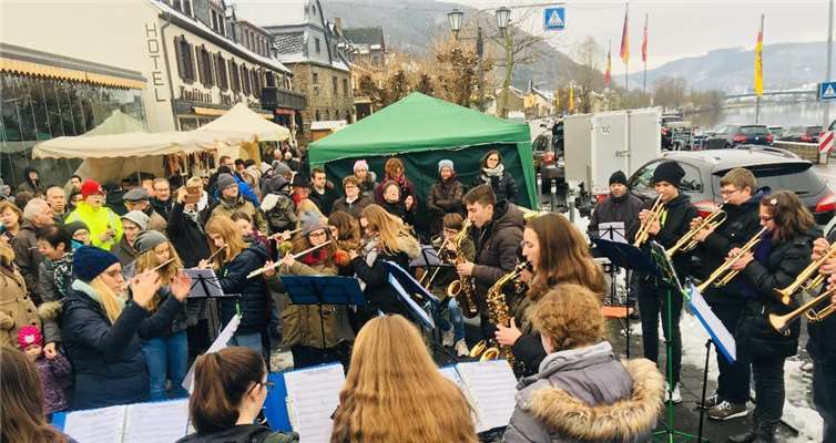 Das Schulorchester der Realschule plus und Fachoberschule Untermosel, unter der Leitung von Kathrin Simon, unterhielt die Besucher des Weihnachtmarktes in Alken mit Weihnachtsliedern. privat