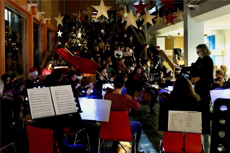 Das Schulorchester führte mit dem „Herbst“ und dem „Winter“ von Antonio Vivaldi in die kalte Jahreszeit ein. Foto: Michael Sexauer 