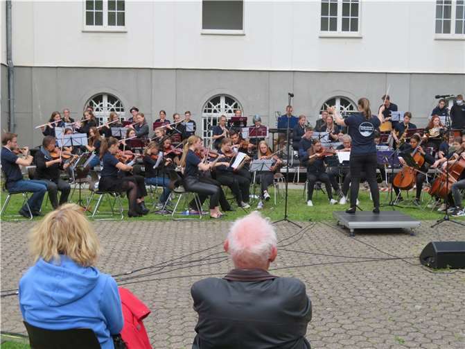 Das Schulorchster „sul ponticello“ spielte unter anderem Stücke aus „The Lion King“ und „The Phantom oft the Opera“.