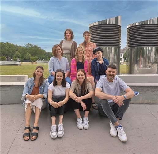 Das Schulsozialarbeitteam der Caritas unterstützt Schüler, Eltern und Lehrkräfte. Hintere Reihe (v.l.): Isabelle Saß (Gymnasium auf dem Asterstein, St. Franziskus-Schule), Anne-Sophie Fritsche (Eichendorff-Gymnasium, Görres-Gymnasium). Mittlere Reihe (v.l.): Sophia Schüler (Gymnasium auf der Karthause, Görres-Gymnasium), Ulrike Bourry (Cusanus-Gymnasium, Hilda-Gymnasium), Marzena Szklarska (Gymnasium auf der Karthause). Vordere Reihe (v.l.): Jana Yelton (Max-von-Laue-Gymnasium, Gymnasium auf dem Asterstein), Laura Pichel (Cusanus-Gymnasium, Eichendorff-Gymnasium, Hilda-Gymnasium), Heike Instenberg (Max-von-Laue-Gymnasium), Thorsten Lemke (Koordinator). Foto: Marco Wagner