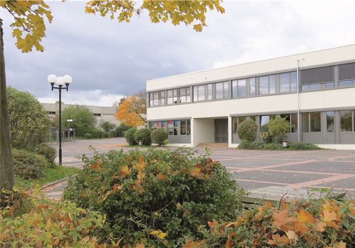 Das Schulzentrum Berkum zeigt sich jetzt unter anderem mit neuer Fassade und neuen Fenstern. Gemeinde Wachtberg/mm