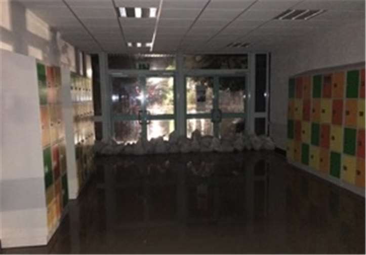 Das Schulzentrum der Real- und Fachoberschule musste vor weiteren Wassermassen geschützt werden.