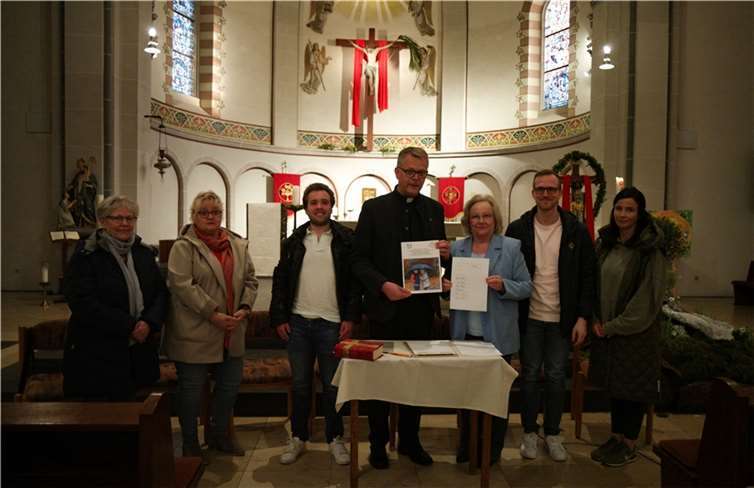 Das Schutzkonzept der Pfarreiengemeinschaft Bendorf wurde durch Pfarrer Klupsch und durch den Arbeitskreis unterschrieben. Fotos: ND