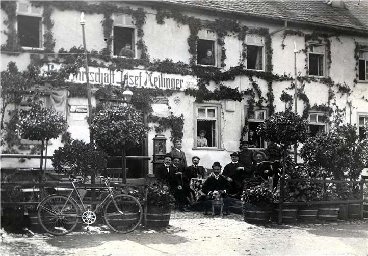 Das Schwerpunktthema der „Wäller Heimat 2022“ lautet „Wäller Gastlichkeit“. Auf dem Bild zu sehen ist das Gasthaus Meilinger 1904. Foto: Landschaftsmuseum Westerwald