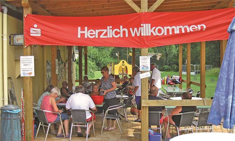 Das Schwimmbadfest lockte die Besucher an.