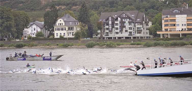 Das Schwimmen im Rhein markierte den Start zum 21. Rhein-Ahr-Triathlon: Von der Rampe der Fähre stürzten sich die Sportler ins Wasser des Rheins. AB