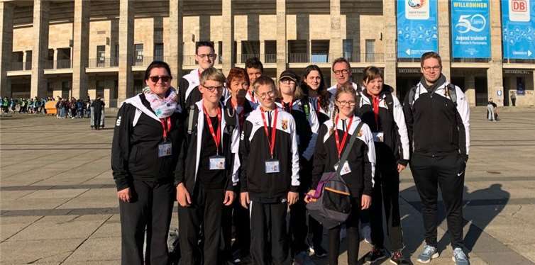 Das Schwimmteam der SG Christiane-Herzog-Schule/Carl-Orff-Schule belegte nach zwei aufregenden Wettkampftagen einen fantastischen sechsten Platz.Foto: Michael Dauer