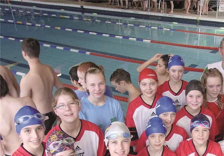Das Schwimmteam des Gymnasiums Calvarienberg beim Regionalentscheid. Privat