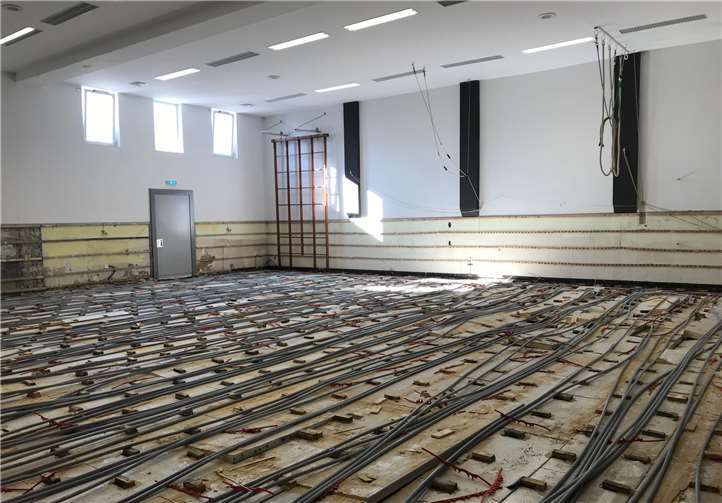 Das Schwingbodenparkett ist mittlerweile ausgebaut. In den nächsten Tagen folgen die nun freiliegende Fußbodenheizung und die darunterliegende Isolierung, bevor die Trocknungsgeräte angeschlossen werden können.Foto: privat