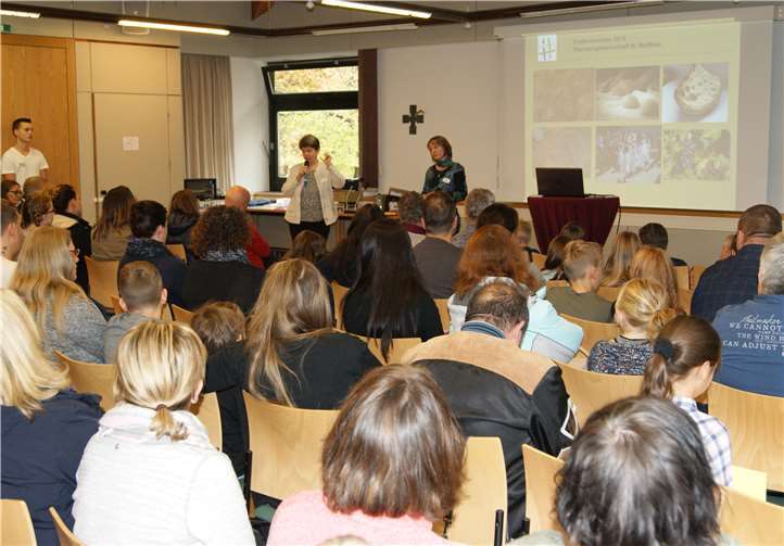 Das Seelsorgeteam der Pfarreiengemeinschaft veranstaltet alljährlich in Zusammenarbeit mit der Kath. Familienbildungsstätte einen Familiennachmittag für Kommunionkinder in Neuwied und stimmt die Kinder zur ersten heiligen Kommunion ein.Familienbildungsstätte Neuwied