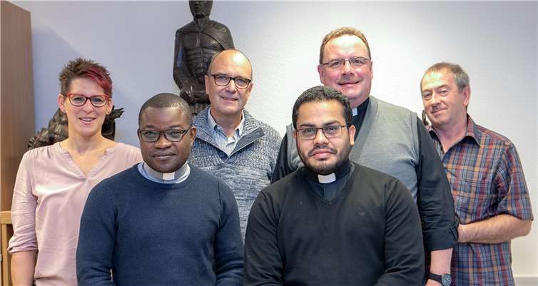 Das Seelsorgeteam der katholischen Kirchengemeinde Rheinbach besteht seit 1. September aus (von links) Pastoralreferentin Andrea Titt, Kaplan Milongo Thibault, Gemeindereferent Gregor Heuser, Kaplan Carlos Mendoza, Pfarrer Bernhard Dobelke und dem ständigen Diakon Friedrich Roos. JOST