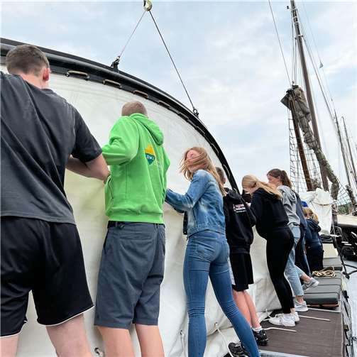 Das Segel wird eingeholt.