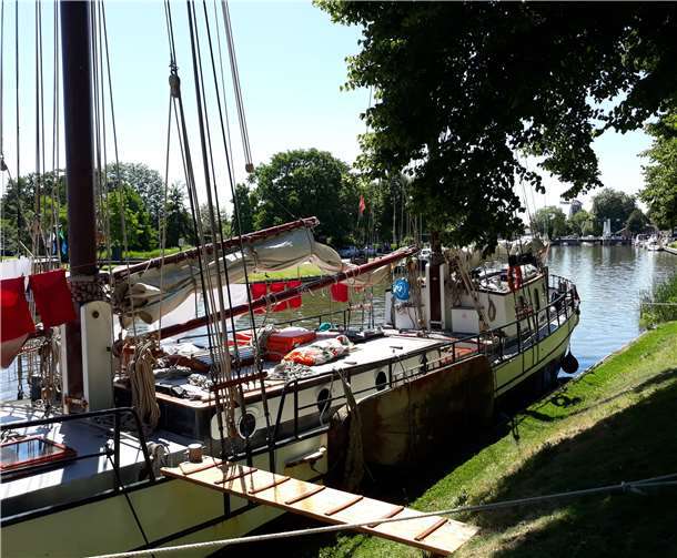 Das Segelschiff Tijdgeest („Zeitgeist“)bringt die Gruppe durch die Niederlande.Fotos: privat