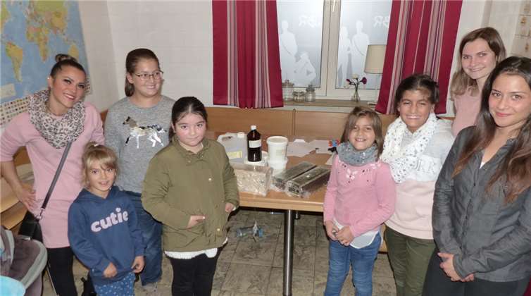 Das Seifenteam zusammen mit den Betreuerinnen sowie Vertreterin des Jugendbahnhofs nach getaner Arbeit. Fotos: privat