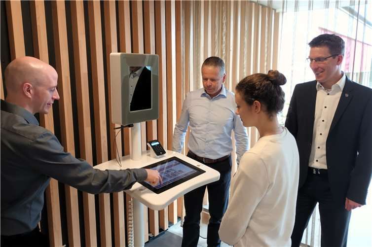 Das Self-Service-Terminal im Foyer des Rathauses der VG Pellenz bietet die Möglichkeit, einfach und schnell biometrisch einwandfreie digitale Fotos zu erstellen und die Unterschrift digital zu erfassen. Dieser Service verkürzt die Bearbeitungszeit deutlich.  Foto: VG Pellenz / C. Schlüter