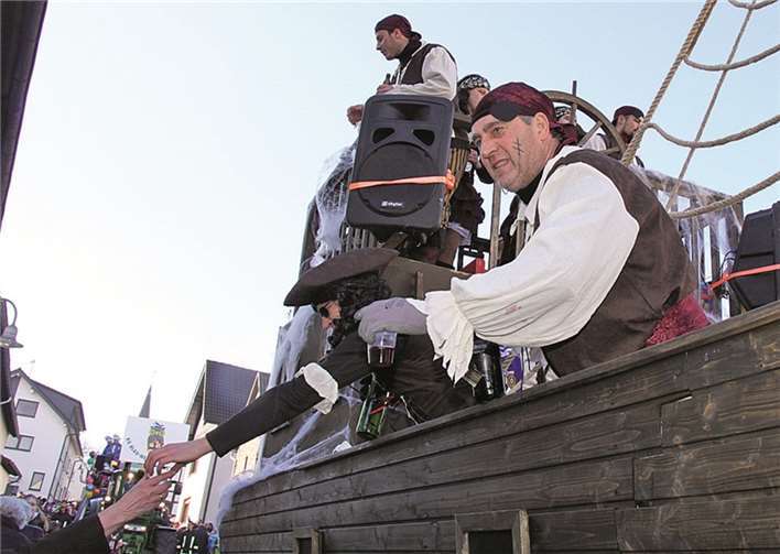 Das Senioren Männerballett war mit seinem Piratenschiff unterwegs. SES