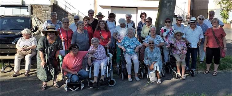 Das Senioren-Team von Maria Himmelfahrt in Andernach, lud zu einer, wie sie scherzhaft sagten: „Kleinen Minikreuzfahrt“ von Andernach rüber nach Leutesdorf, ein. Foto: privat