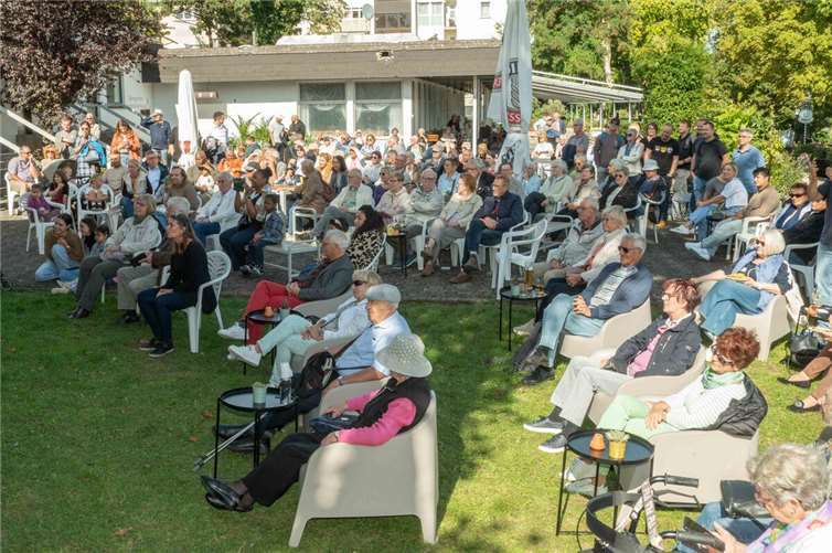 Das Seniorenfestival in den Rheinanlagen war mit netten Gesprächen, Spätsommer Wetter und der wunderschönen Kulisse am Rheinufer ein voller Erfolg. Fotos: SCH
