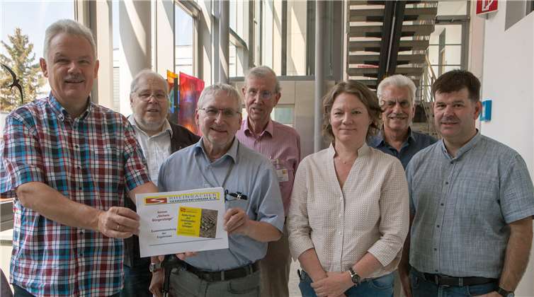 Das Seniorenforum Rheinbach übergab die Ergebnisse ihrer Aktion „Sichere Fußwege“ an Bürgermeister Stefan Raetz. -Jost-