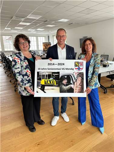 Das Seniorentaxi der VG Mendig ist seit zehn Jahren ein Erfolgsmodell – sehr zur Freude von (von links) Bettina Cornely, Seniorenbeauftragte VG-Verwaltung Mendig, Jörg Lempertz, Bürgermeister VG Mendig, und Ute Dernbach, Teilbereichsleiterin Familien, Schulen und Soziales VG-Verwaltung Mendig.  Foto: Stefan Pauly/VG-Verwaltung Mendig