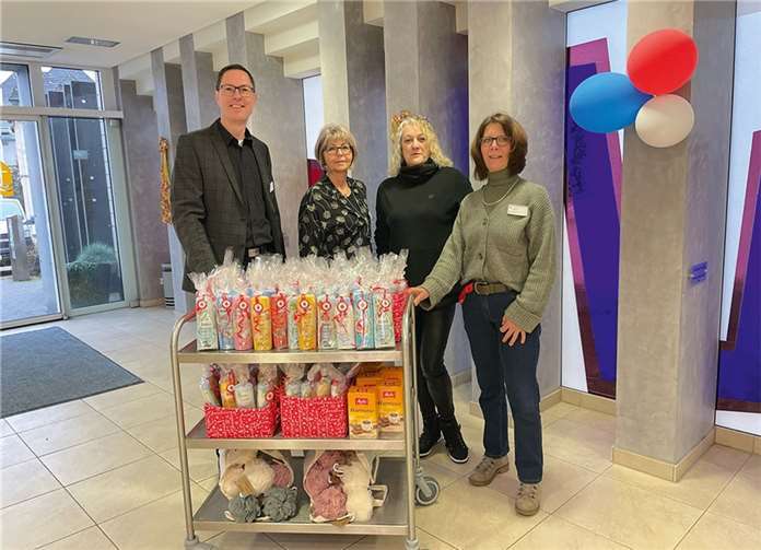 Das Seniorenzentrum Marienstift durfte sich über 125 liebevoll eingepackte gespendete Pflegeartikel freuen. Susanne Berger (2. v. re.) und Rainer Görisch von der Gaststätte „König in der City“ spenden regelmäßig an soziale Einrichtungen und werden dabei auch von ihren Gästen unterstützt. Einrichtungsleiter Hans-Peter Mayer, Pflegedienstleiterin Ulla Schlöffel sowie Mitarbeiterin Stefanie Senft (v. li. n. re.) freuten sich sehr, die Pflegeprodukte wie Duschgel, Shampoo oder Lotionen für die Bewohner entgegennehmen zu dürfen. Foto: Seniorenzentrum Marienstift/Sophie Runkel