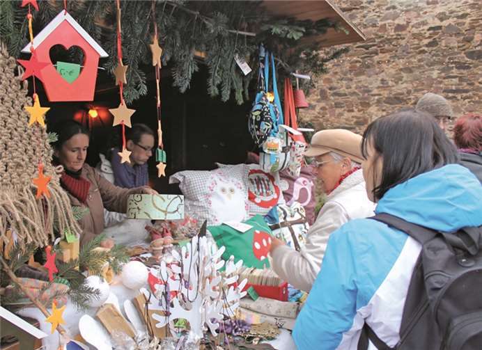 Das Seniorenzentrum St.Josef bot selbst hergestellte Weihnachtsartikel an.