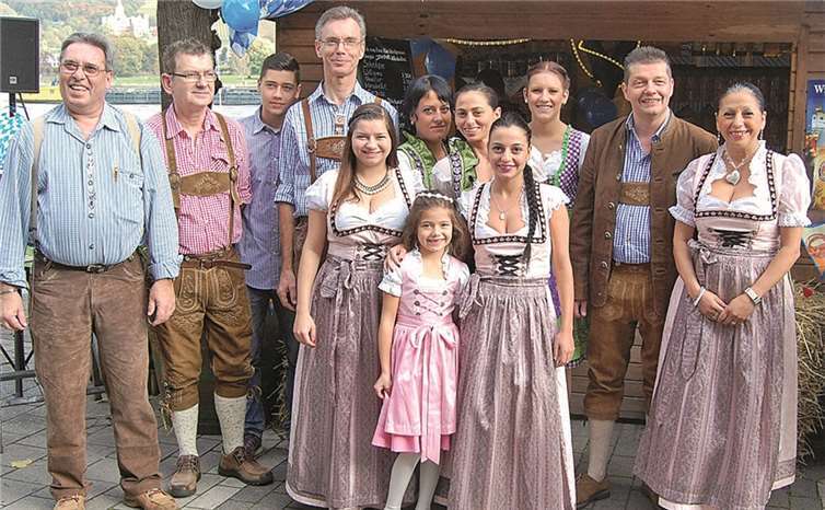 Das Service-Team des Hotels „Anker“, zum Oktoberfest in bayerischen Trachten arbeitend. FA